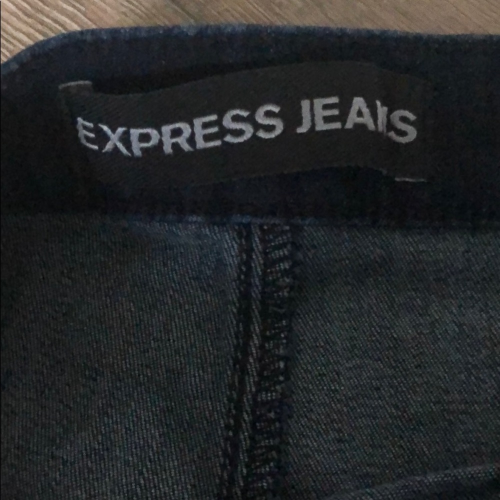 Express Shorts - Picture 2 of 3